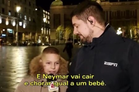 Foto de um menino conversando com um repórter durante gravação de uma entrevista