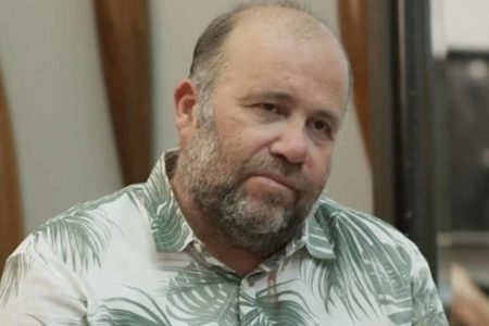 Foto colorida de Otávio MÜller de blusa branca estampada - Metrópoles