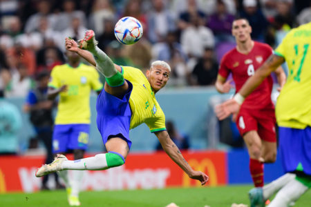 Richarlison, do Brasil, marca o segundo gol de sua equipe durante a partida do Grupo G da Copa do Mundo da FIFA Qatar 2022 entre Brasil e Sérvia no Lusail Stadium em 24 de novembro de 2022 na cidade de Lusail, Qatar