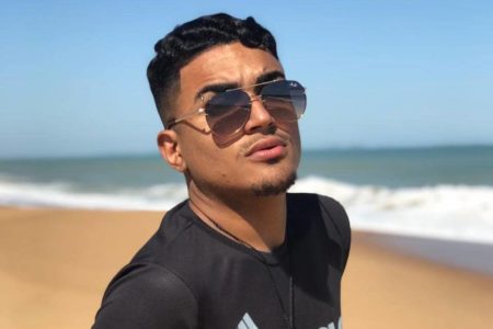 Daniel Apolloh afirma ter sofrido homofobia nos bastidores de Todas as Flores