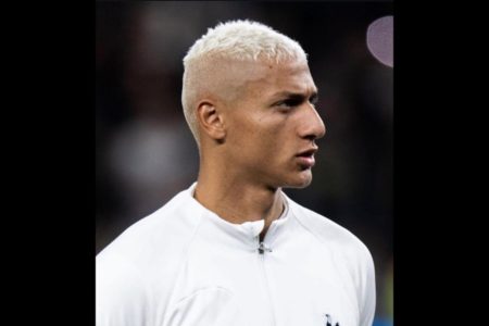 Foto colorida de um homem de perfil olhando para frente. Richarlison-Metrópoles