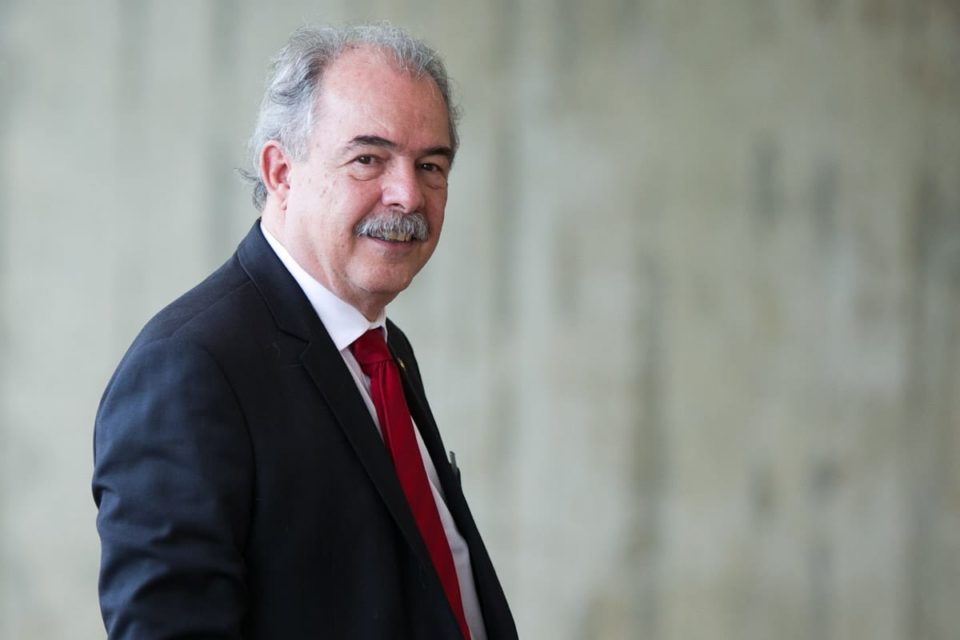 Aloizio Mercadante chega ao CCBB para reuniões do governo de transição. Ele olha de lado para a imprensa e sorri - Metrópoles