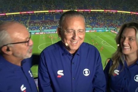 Imagem mostra o narrador Galvão Bueno após receber homenagens - Metrópoles
