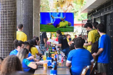 Torcedores lotam os bares em brasília para acompanhar o jogo entre Brasil x Suíça pela Copa do Mundo 2022 - Metrópoles
