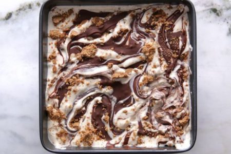 Torta de avelã com sorvete