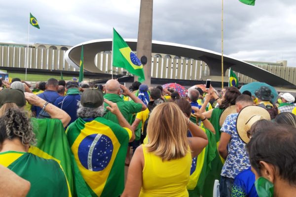 Manifestantes vestidos de verde e amarelo protestam no QG do Exército, em Brasília, contra derrota de Bolsonaro nas eleições. Eles se recusaram a assistir o jogo do Brasil na Copa do Mundo - Metrópoles