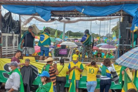 foto colorida de manifestantantes bolsonaristas em frente ao QG do Exército, em Brasília