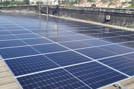 A unidade tem uma usina fotovoltaica para produzir energia solar e manter o complexo de cinco salas de exibição de filmes