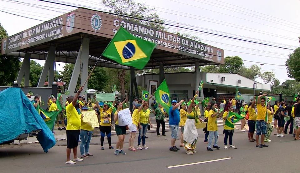 Bolsonaristas em ato golpista no Comando Militar da Amazônia
