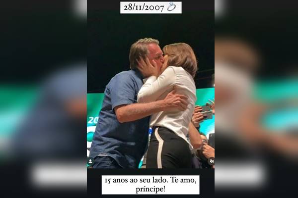 Fotografia colorida de casal se beijando