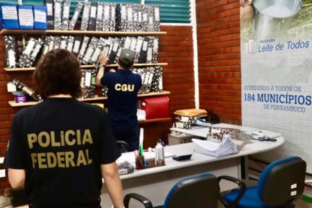 agentes da PF e CGU cumprindo mandados em pernambuco- metropoles