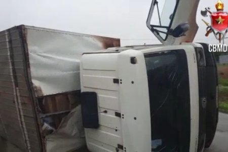 Caminhão tombado em via