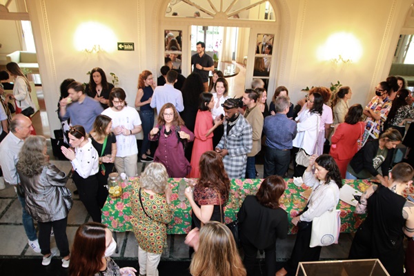 Fashion Revolution Na imagem com cor, grupo de pessoas reunidas em salão - Metrópoles