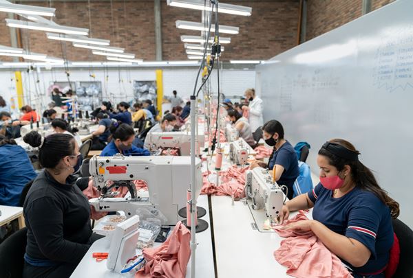 Trabalho em fábrica Na imagem com cor, costureiras em fábrica de vestuário - Metrópoles