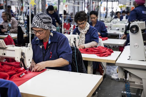 Trabalho em fábrica Na imagem com cor, costureiras em fábrica de vestuário - Metrópoles