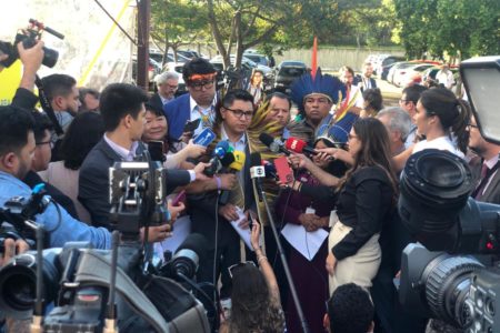 foto colorida de indígenas dando entrevista no CCBB