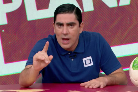 Marcelo Adnet, com o dedo em riste, no programa Central da Copa - Metrópoles