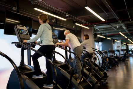 Foto colorida de pessoas treinando em uma academia-Metrópoles