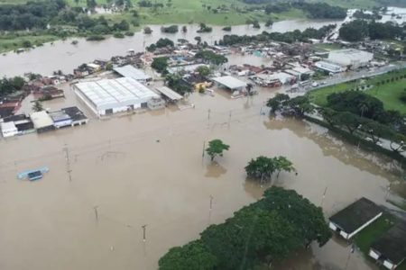 Foto colorida de cidade da Bahia alagada