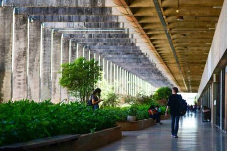 Imagem colorida mostra corredor interno da Universidade de Brasília (UnB) - Metrópoles