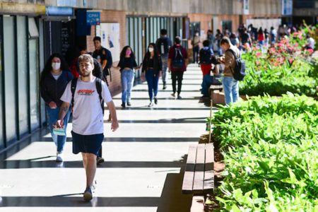 Estudantes caminham pelo corredor do ICC, o Instituto de Ciências Centrais, principal prédio da Universidade de Brasília (UnB)- Metrópoles