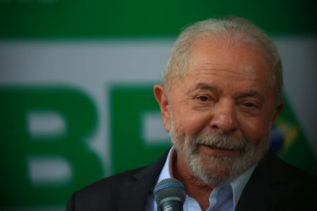 Presidente eleito, Lula, fala com a imprensa sobre a semana em Brasília e sobre o governo de transição. Na imagem, ele segura um microfone - Metrópoles