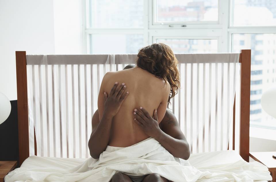 Casal nu fazendo sexo na cama - Metrópoles