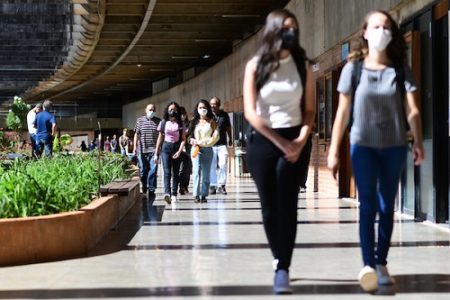 Alunas caminhando pelo ICC, na UnB