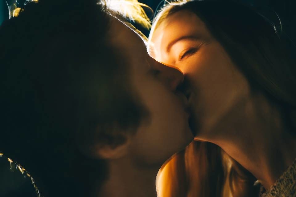 Foto colorida em close de casal se beijando - Metrópoles