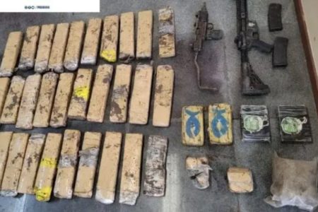 armas e drogas em cima de superfície