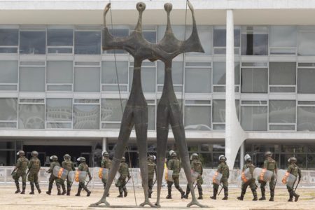 Imagem colorida mostra Policiais em frente ao Supremo Tribunal Federal (STF)/ Metrópoles