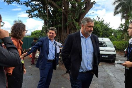 Reginaldo Lopes e Paulo Pimenta na RO pós reunião com Arthur Lira / Metrópoles