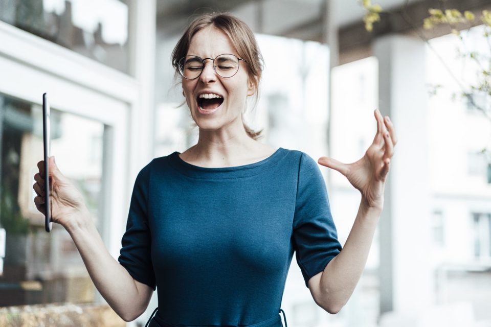 Foto colorida de mulher com blusa azul e brava - Metrópoles