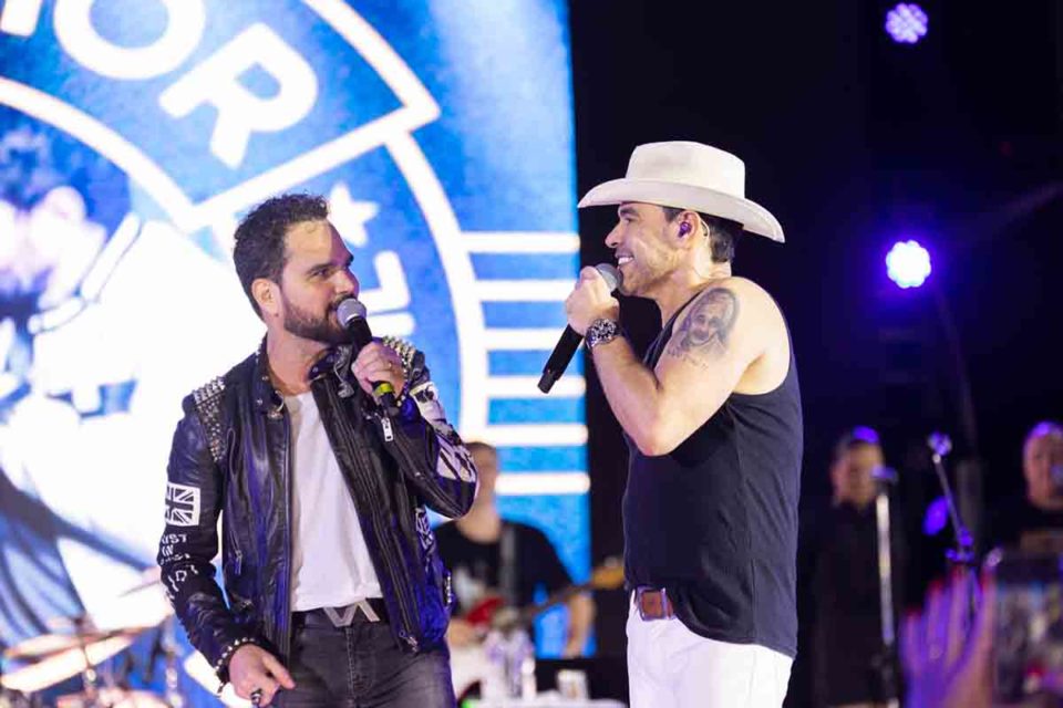 Foto colorida de Show de Zezé Di Camargo e Luciano em navio