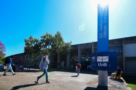 Imagem colorida da fachada da Universidade de Brasília