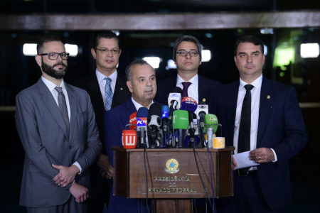 Senadores representantes do governo Bolsonaro, Carlos Portinho, Flávio Bolsonaro e Rogério Marinho (a frente) falam em coletiva de imprensa em corredor do Senado - Metrópoles