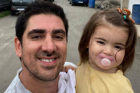 Marcelo Adnet posa carregando a filha, Alice - Metrópoles