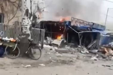 mercado pegando fogo após bombardeio na ucrania - metropoles