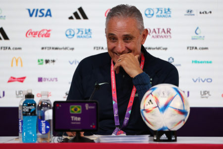 Tite, técnico da Seleção Brasileira, em coletiva no Catar - Metrópoles