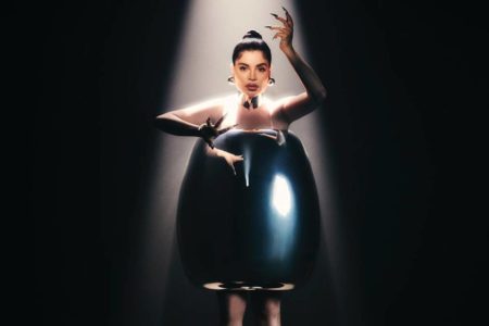 Mulher branca com vestido oval