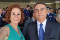 Bolsonaro A deputada Carla Zambelli tira selfie com o presidente Jair Bolsonaro em evento militar - Metrópoles