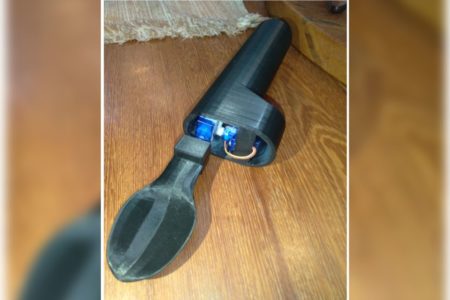 Colher preta acoplada a servomotores que possibilitam estabilidade de movimento