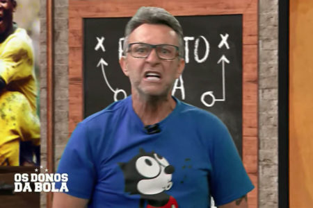 Craque Neto, com uma camiseta do Gato Félix, esbraveja contra Tite no programa Os Donos da Bola - Metrópoles