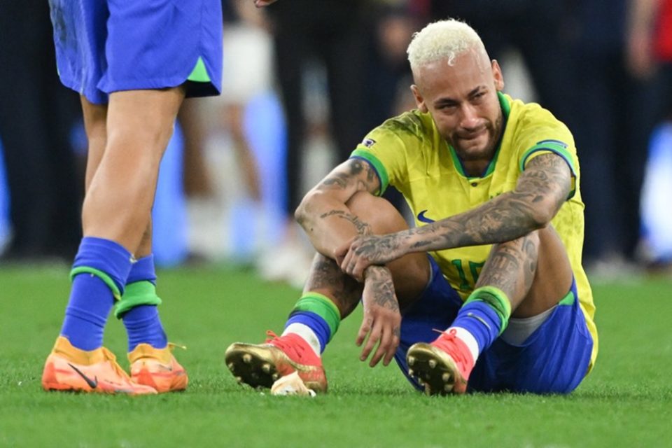 Neymar chora sentado no campo após Brasil perder nos pênaltis contra a Croácia nas quartas de final da Copa do Mundo do Catar - Metrópoles