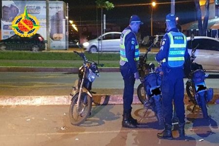 Foto de policias e uma moto