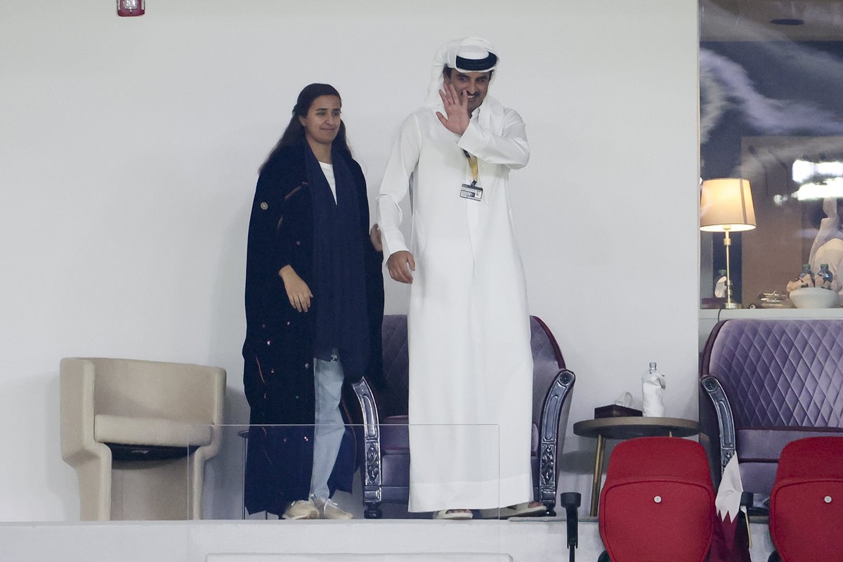 Foto colorida de mulher e homem com traços e roupas árabes - Metrópoles