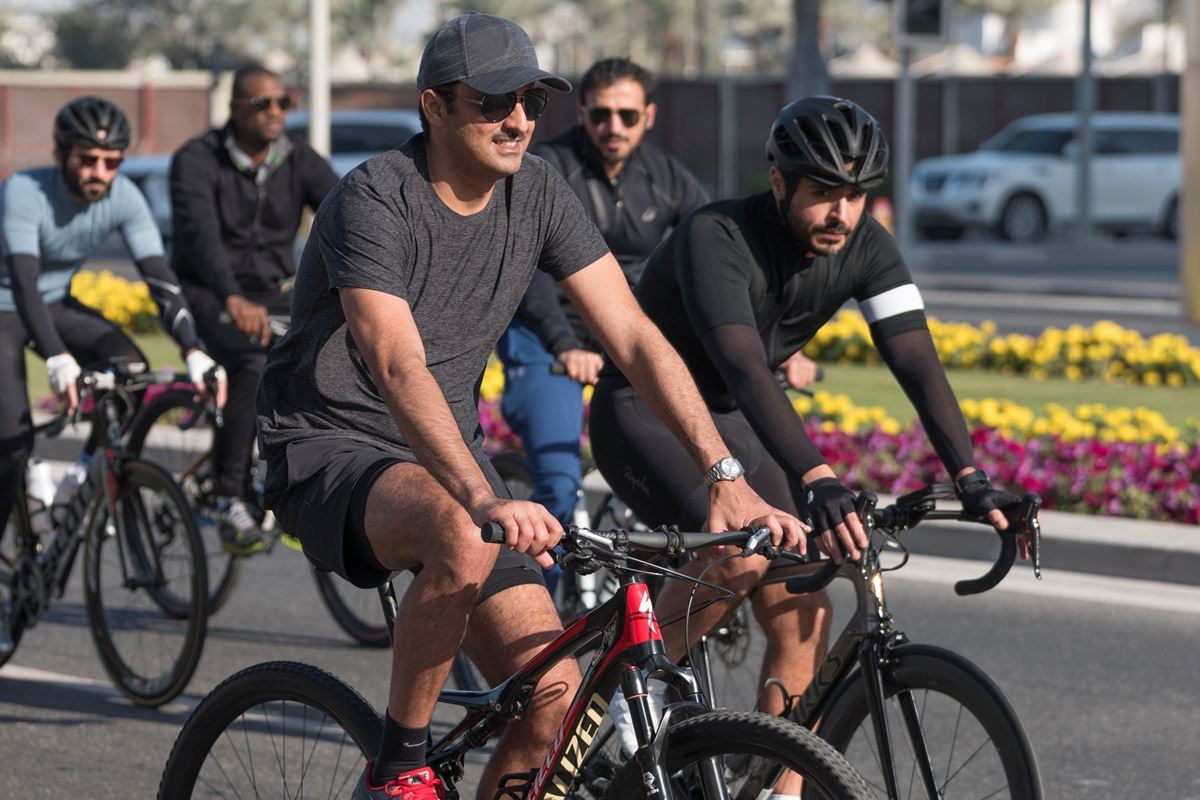 Foto colorida de homens andando de bicicleta - Metrópoles