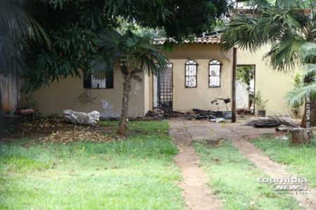 Imagem mostra Casa em que mãe e filha saíram queimadas após incêndio criminoso em MS - Metrópoles