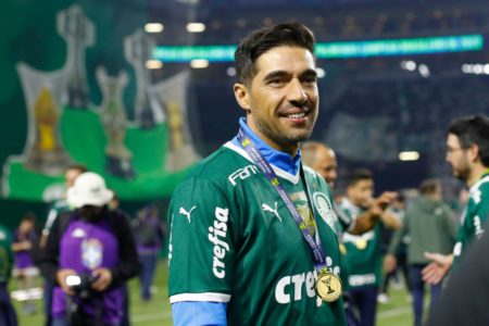 Abel Ferreira com a medalha do Brasileirão - Metrópoles