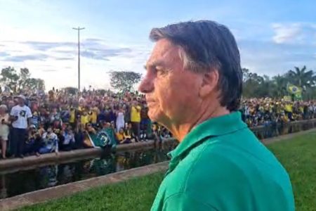 presidente bolsonaro com apoiadores em frente ao palácio da alvorada - metropoles